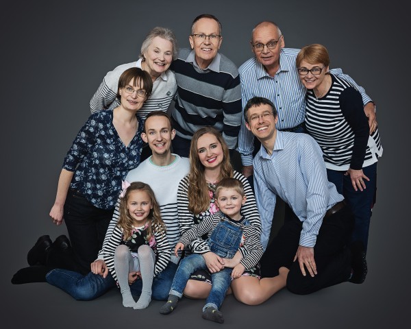 Large family grouping with 10 people